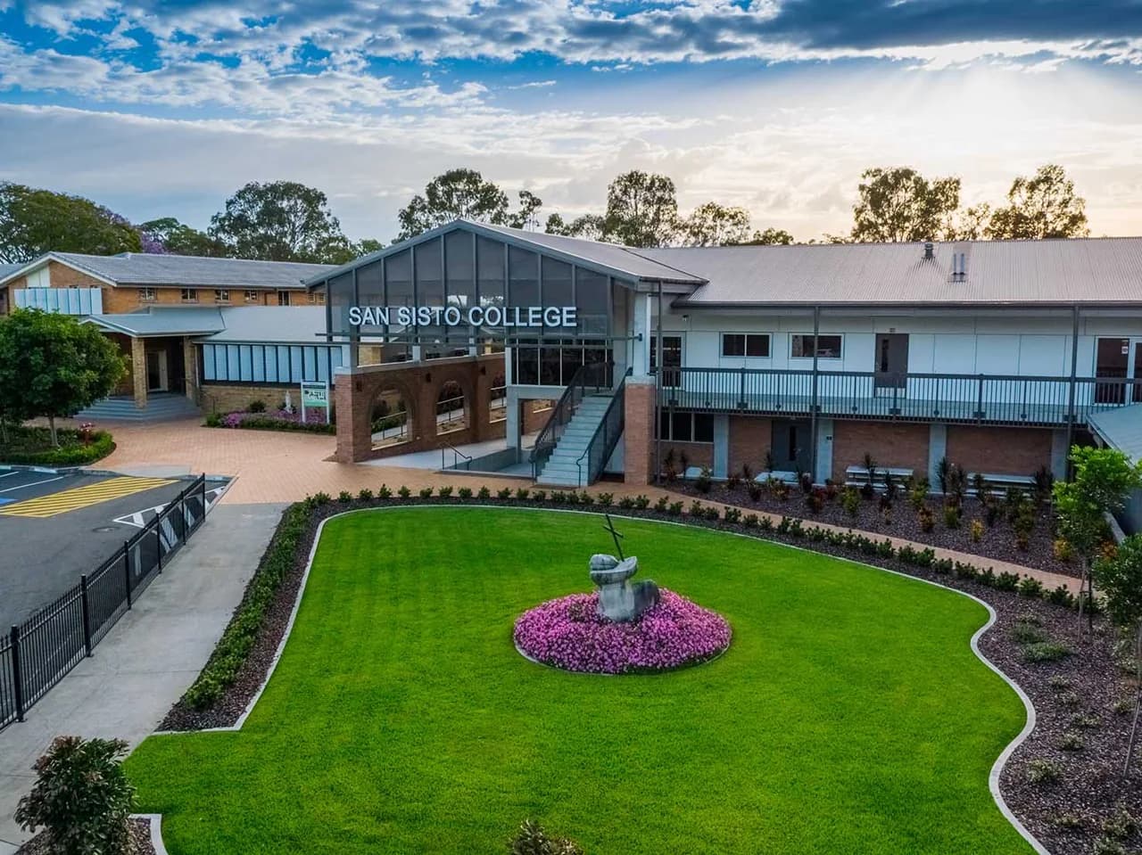 Campus buildings and grounds at San Sisto College in Carina
